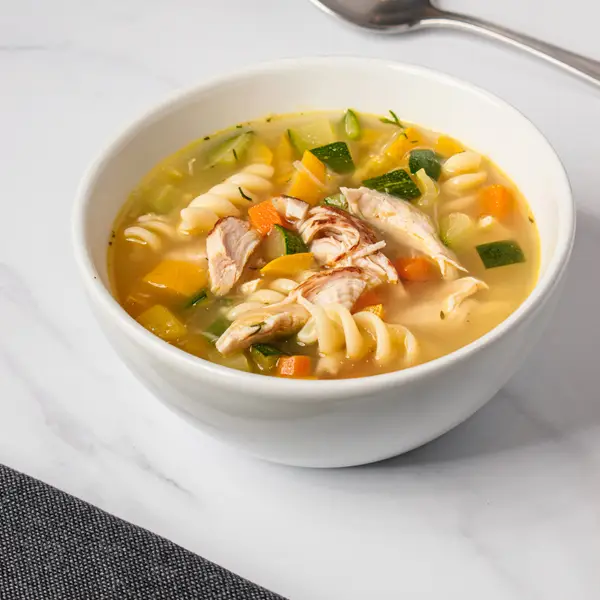 Sopa de Pasta con Pollo y Verduras