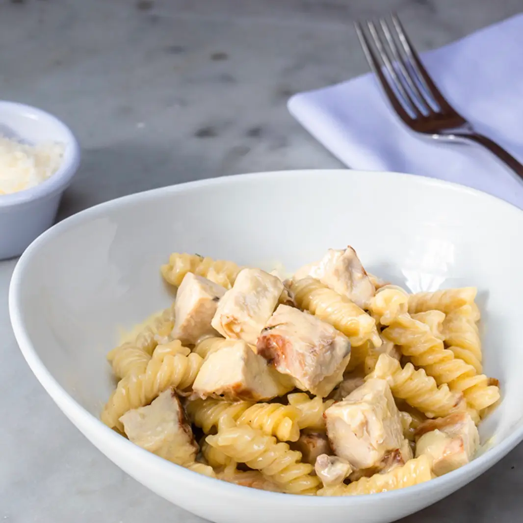 Fusilli Alfredo con pollo kids